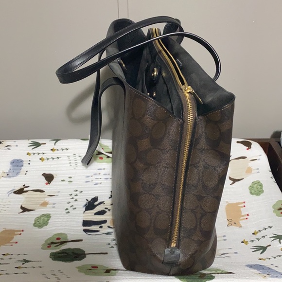 Tatum Carryall 40 In Signature Canvas with matching wallet - Picture 2 of 10